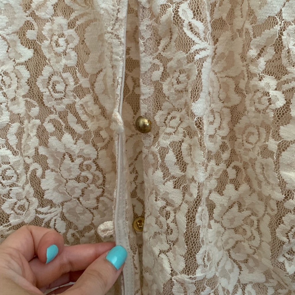 Lace Button Crop - Picture 2 of 3